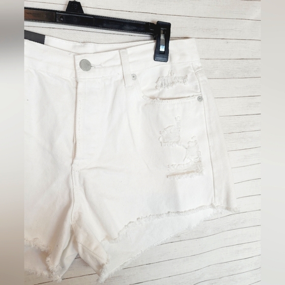 BLANKNYC DISTRESSED CUTOFF BUTTON FLY DENIM SHORTS IN WHITE, SZ 30 - Picture 2 of 14